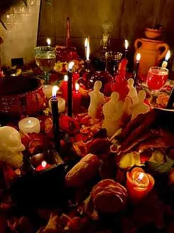 Oferenda com velas e elementos rituais