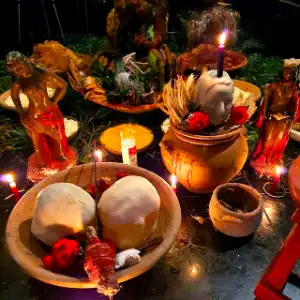 Oferenda de amarração amorosa com velas e elementos rituais
