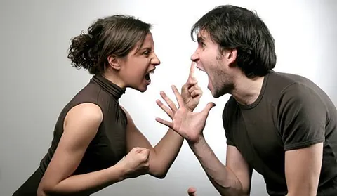 Casal discutindo frente a frente
