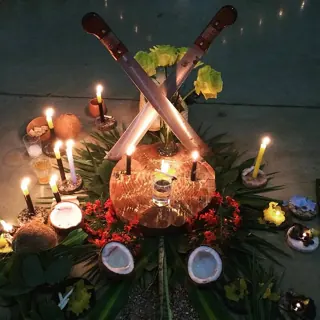 Oferenda com duas espadas cruzadas e velas