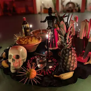 Oferenda em terreiro com caveira, velas e frutas